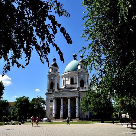 Centrum Apartman Цеглед Экстерьер фото