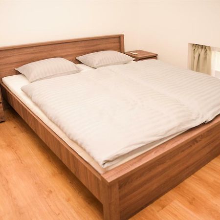 Centrum Apartman Цеглед Экстерьер фото