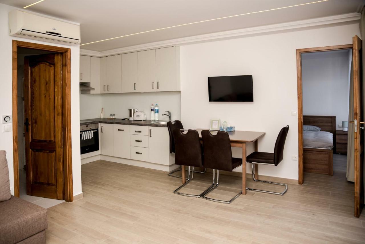 Centrum Apartman Цеглед Экстерьер фото
