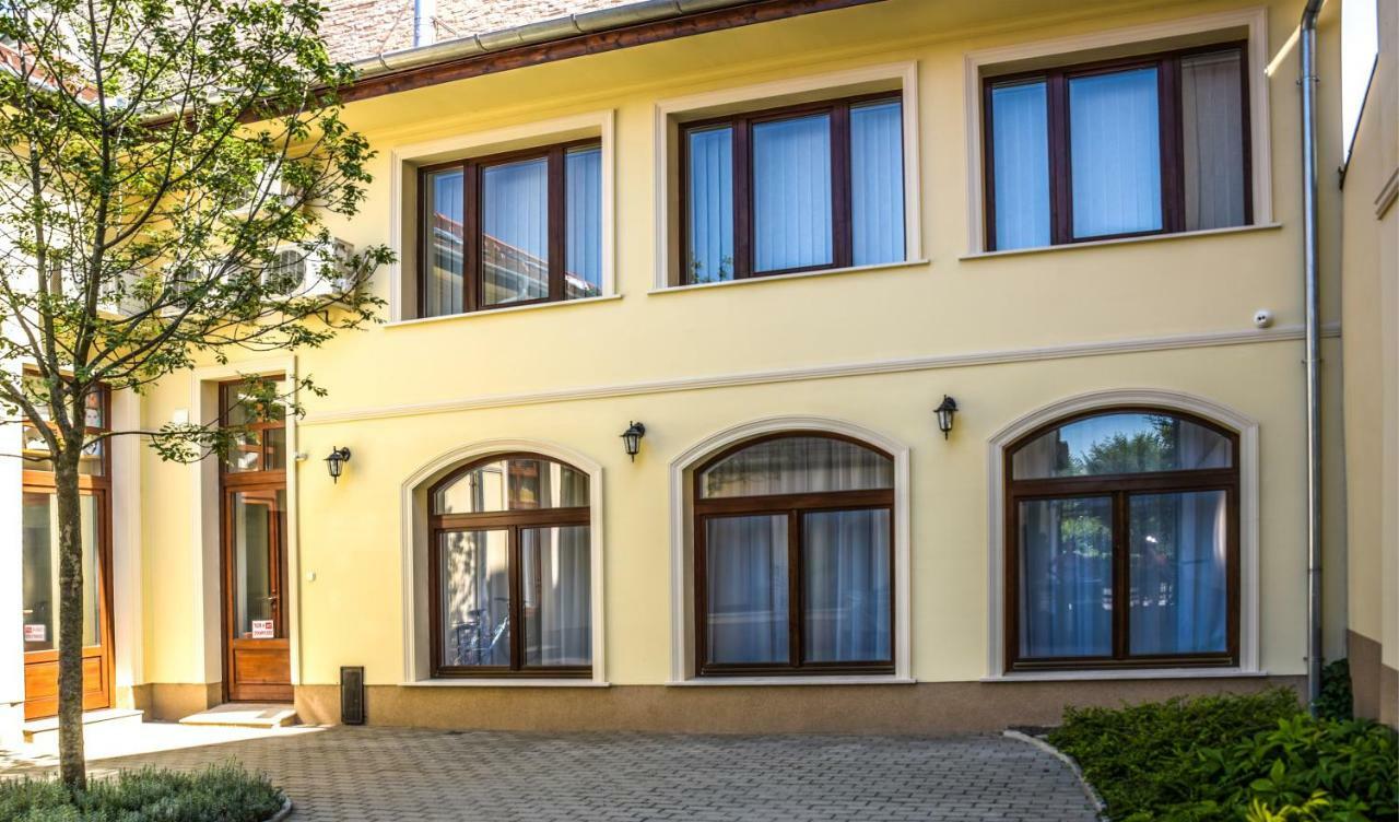 Centrum Apartman Цеглед Экстерьер фото