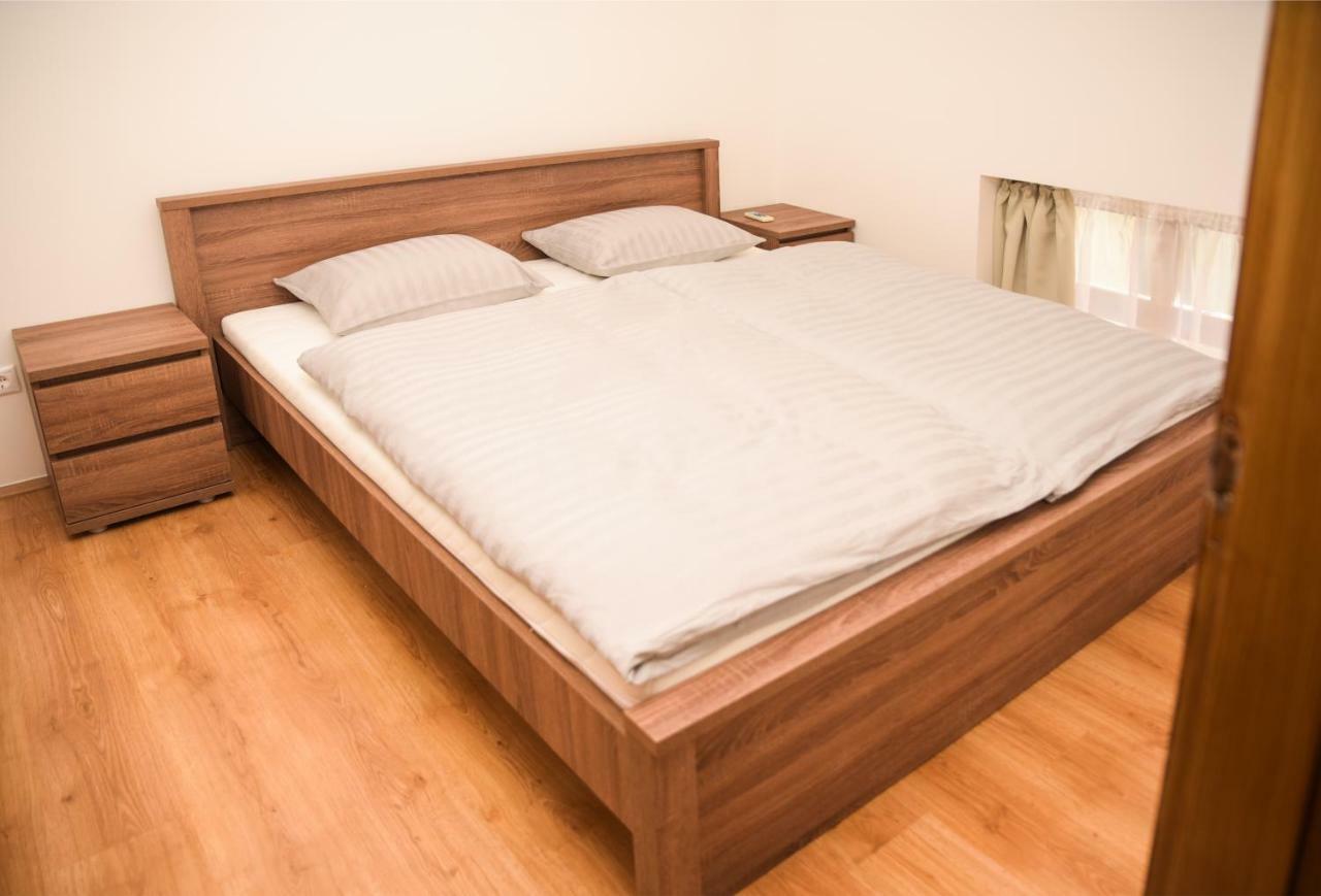 Centrum Apartman Цеглед Экстерьер фото